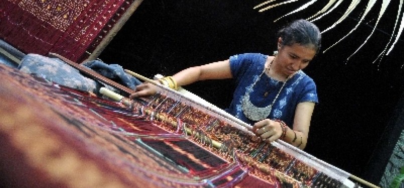 A female is weaving traditional fabric of East Nusa Tenggara. Indonesia and Australia will open an event in Kupang, which in the longer term the event will lead to the implementation of poverty eradication program in the province.