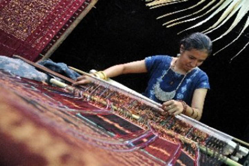 A female is weaving traditional fabric of East Nusa Tenggara. Indonesia and Australia will open an event in Kupang, which in the longer term the event will lead to the implementation of poverty eradication program in the province.