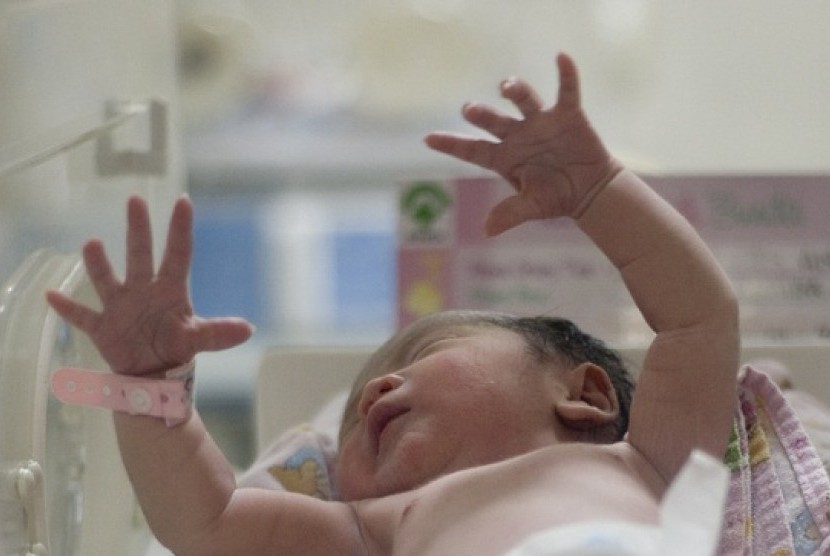 A female passenger of Gradua delivers her baby in a plane, just before the plane takes off. (illustration) 