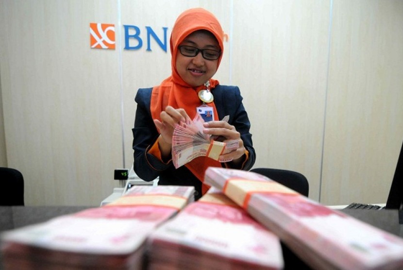 A female staff works in an Islamic bank in Jakarta. Despite more opportunities are open for women, some discriminations still exists in Indonesia. (illustration)   