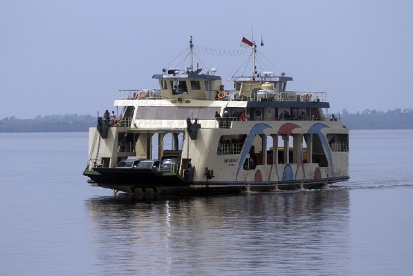 A ferry boat crosses Bengkalis Strait in Riau. A high ranking official says that Indonesia as an archipelago country needs to develop its maritime transportation. Hence, Indonesia expects support from foreign investors. (illustration)  