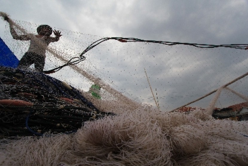A fisherman arranges his fishnet in Indramayu, West Java. (illustration) 