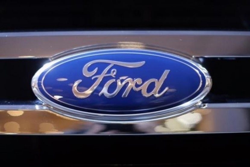 A Ford logo is seen on a car during a press preview at the 2013 New York International Auto Show in New York, March 28, 2013.
