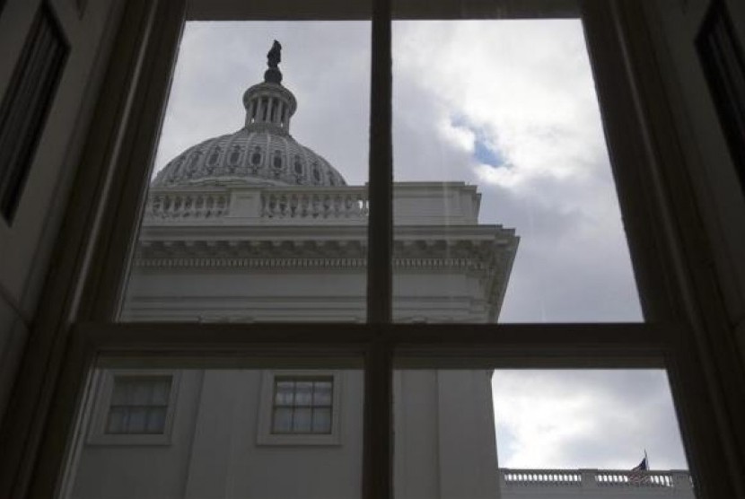 A general view of the US Capitol dome as seen from a window outside the Senate chamber in Washington December 18, 2013.