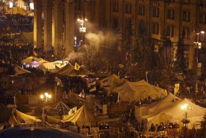 A general view shows anti-government protesters gathering around tents and barricades near Independence Square in central Kiev February 20, 2014.