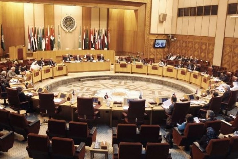 A general view shows Palestinian chief negotiator Saeb Erekat and Arab League Chief Nabil el-Araby during the meeting at the Arab League in Cairo August 11, 2014.