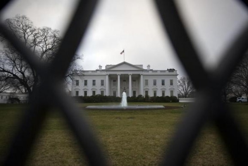 A general view through the iron fence outside of the North Lawn of the White House in Washington, January 24, 2012.