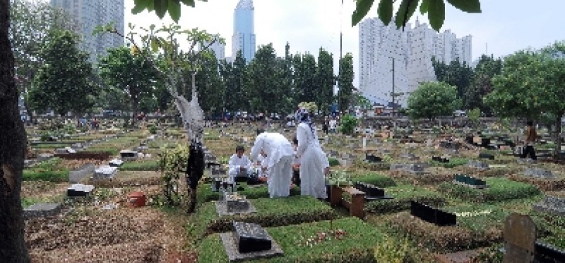 A grave complex in jakarta (illustration). 