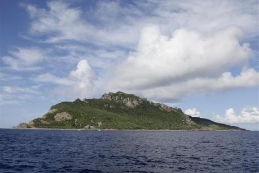 A group of disputed islands known as Senkaku in Japan and Diaoyu in China is seen from the city government of Tokyo's survey vessel in the East China Sea in this September 2, 2012 file photo. Picture taken September 2, 2012.