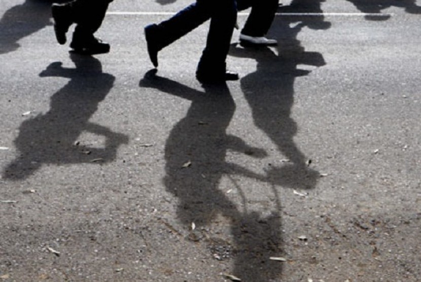 A group of people almost attack the Chairman of Democrat Party, Anas Urbaningrum, and the party's Secretary-General Edhie Baskoro Yudhoyono, in Ternate, North Maluku. (illustration)