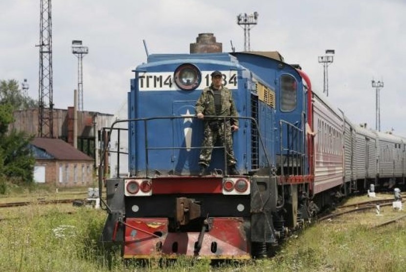 A guard stands on a train carrying the remains of victims of Malaysia Airlines MH17 downed over rebel-held territory in eastern Ukraine after it arrived in the city of Kharkiv, eastern Ukraine July 22, 2014.