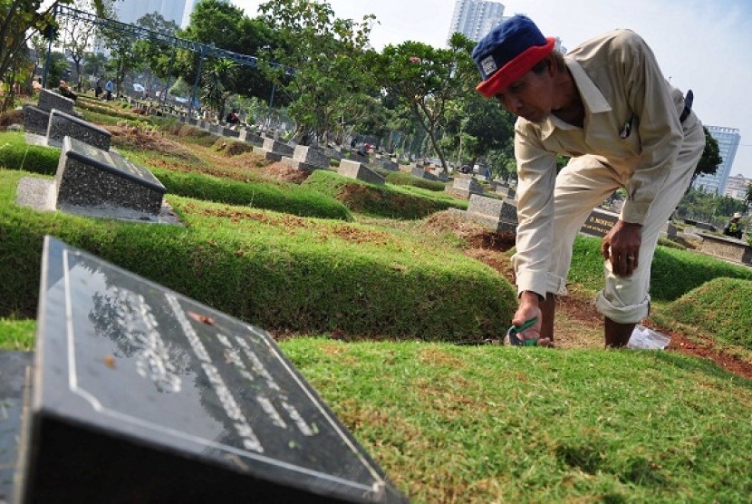 A guard works in a cemetary in Jakarta. (illustration)  