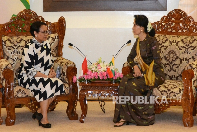Menlu Indonesia Retno Marsudi saat berbincang dengan Aung San Suu Kyi di Myanmar terkait penyelesaian konflik di Rohingya.