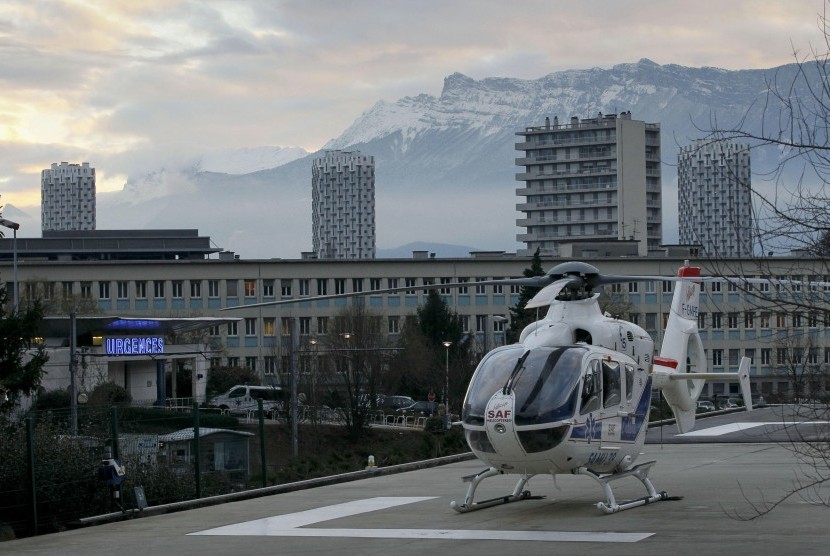 A helicopter stands outside the CHU Nord hospital in Grenoble, French Alps, where retired seven-times Formula One world champion Michael Schumacher is reported to be hospitalized after a ski accident, December 29, 2013. 