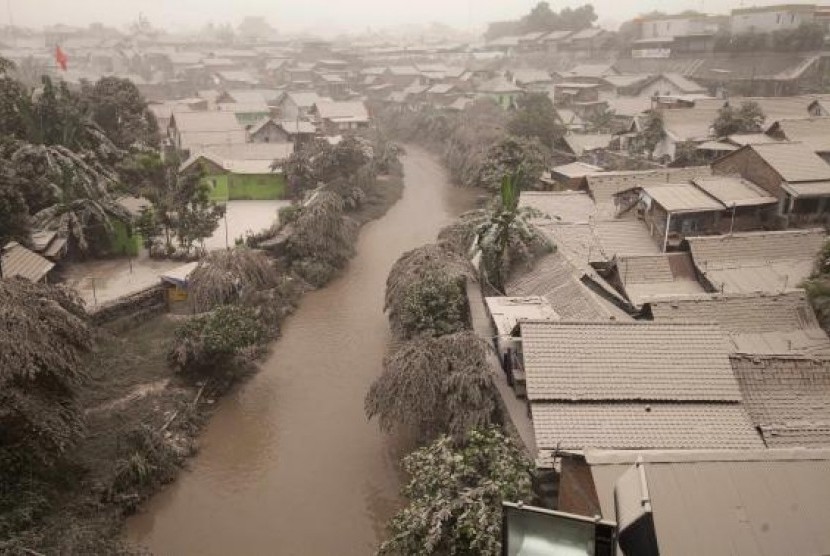 A housing complex is seen covered with ash from Mount Kelud, in Yogyakarta February 14, 2014.