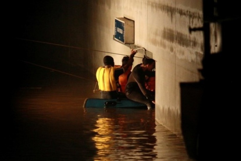 A joint team consists of armed forces, police, National Disaster Mitigation Agency (BNPB) and fire brigade personnel try to evacuate victims trapped at Plaza UOB in Jakarta, on Friday night. 