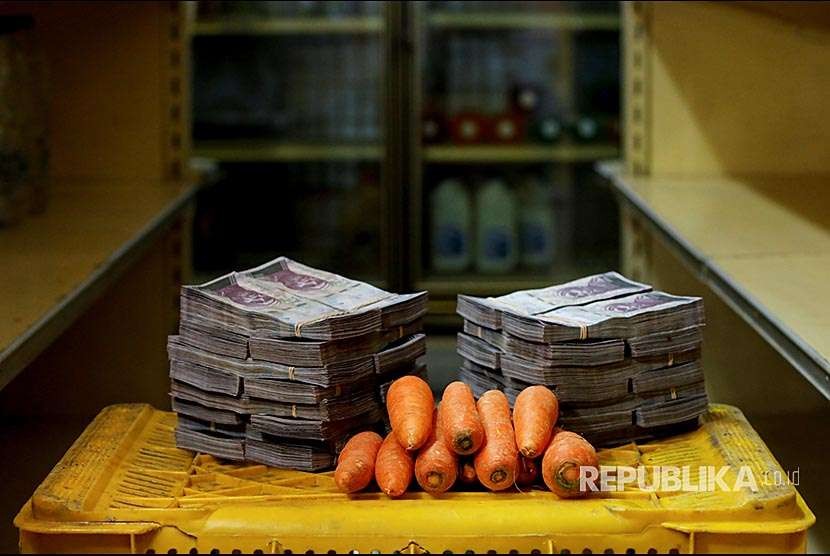 Satu kilogram wortel senilai 3 juta bolivar atau setara 0.46 USD di Venezuela. Peluncuran mata uang baru dilakukan demi mengurangi dampak hiperinflasi Venezuela.