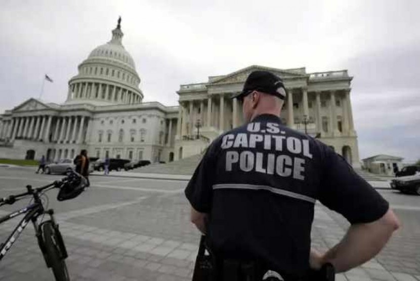   A law enforcement officer stands post at the US Capitol, Monday, April 15, 2013 in Washington.