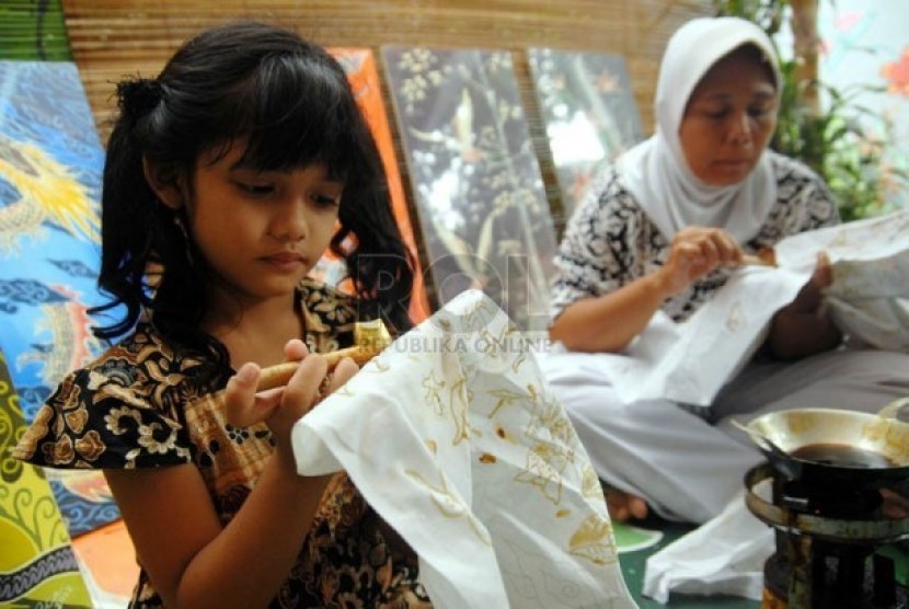 A little kid learns how to make handmade batik in Jakarta. (illustration)       