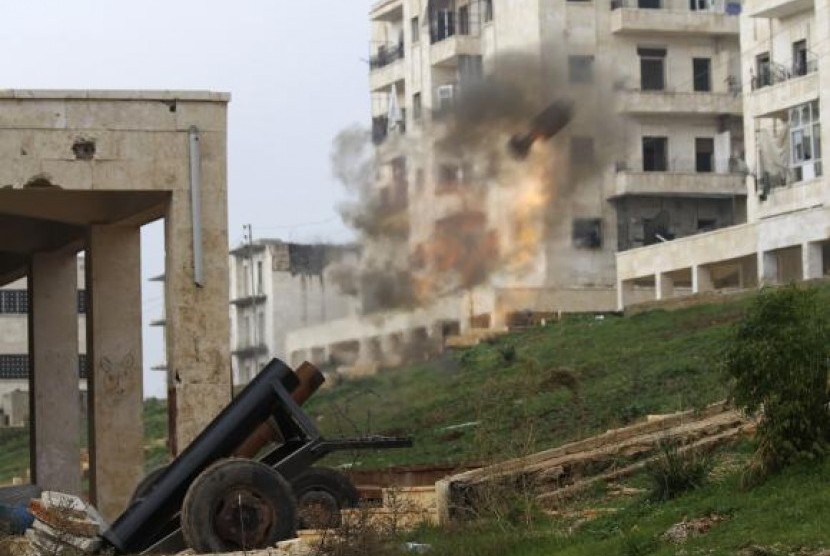 A locally made shell is launched by rebel fighters towards forces loyal to Syria's President Bashar al-Assad at the frontline in al-Breij district of Aleppo December 10, 2014. 