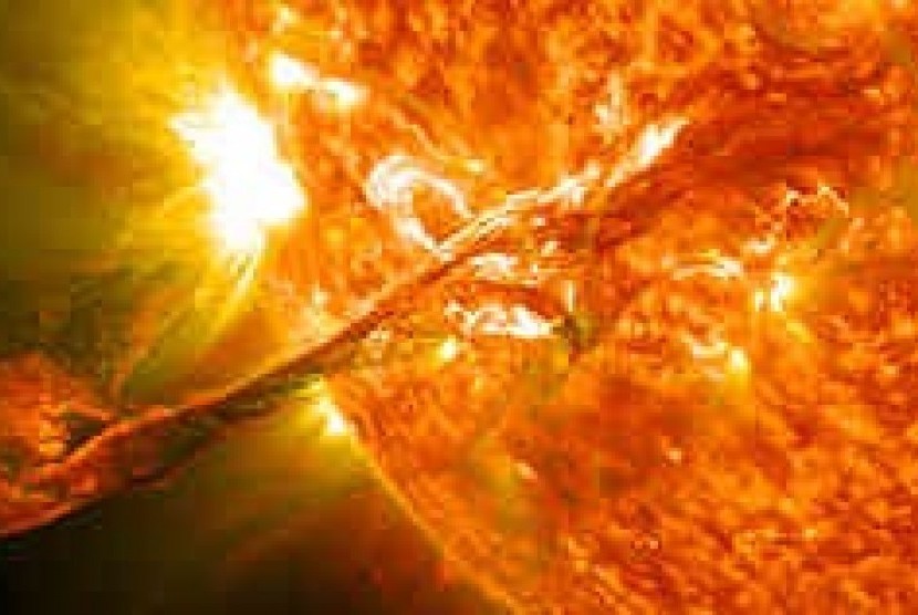 A long prominence of solar material that had been hovering in the Sun's atmosphere, the corona, erupted out into space on August 31, 2012. (Illustration)