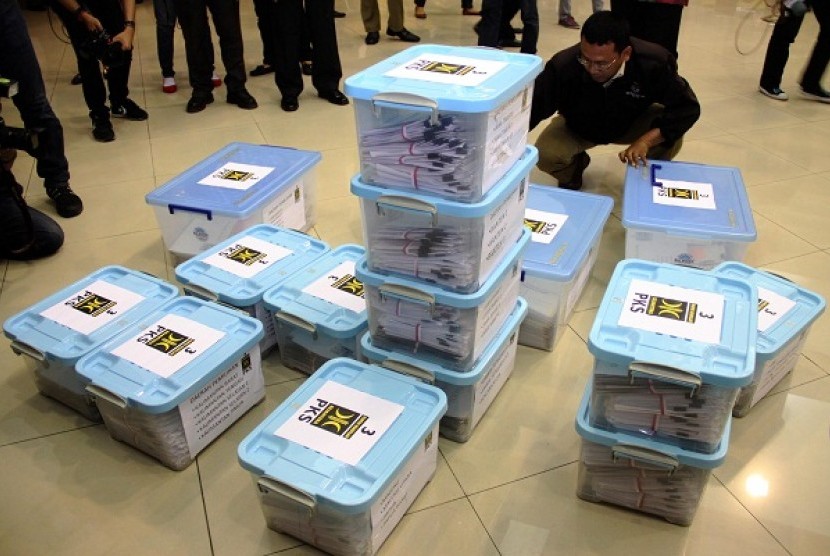 A man arranges boxes contain data of Prosperous Justice Party's candidates for 2014 election at General Election Committe in Jakarta on Tuesday.