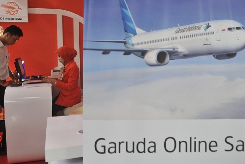 A man buys airplane ticket at Garuda Indonesia sales counter in Jakarta. (illustration)