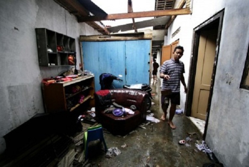 A man cleans his house after storm strike an are of Yogyakarta on Sunday. (file photo)   