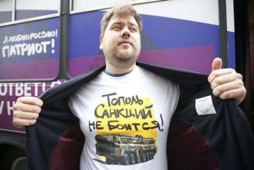  A man demonstrates a T-shirt as he takes part in a campaign organized by activists of pro-Kremlin patriotic movements in central Moscow, September 23, 2014. 