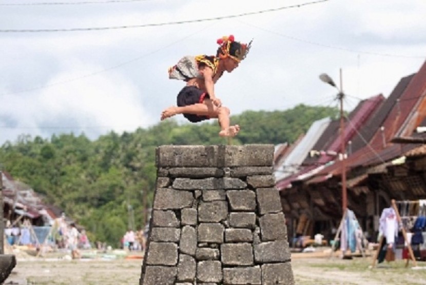A man demonstrates his stone jump in Bawomataluo, South Nias. (illustration)  