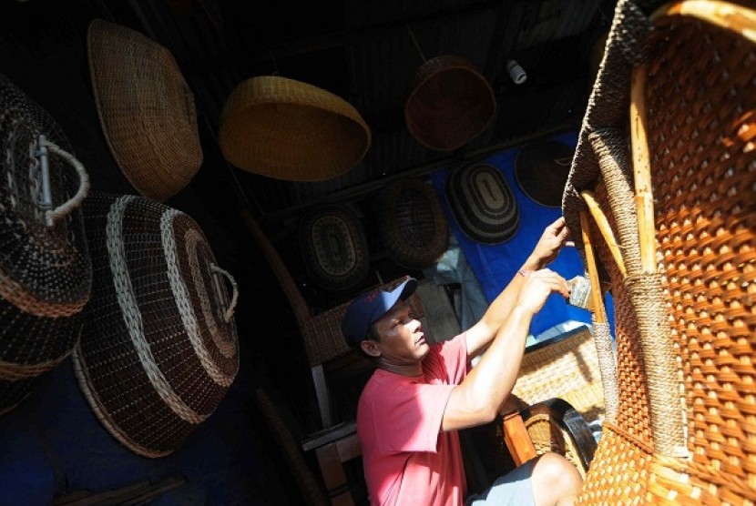 A man finishes his work on rattan chair in a small medium enterprises (SME) in Jakarta. (illustration)