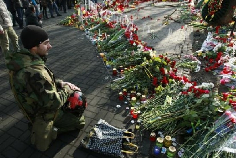 A man mourns at the site where anti-Yanukovich protesters have been killed in recent clashes in Kiev February 24, 2014.