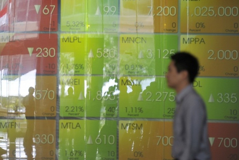 A man passes a screen at Indonesian Stock Exchange in Jakarta. (file photo)