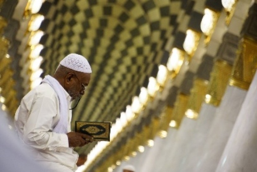 A Man recites Quran in mosque nabawi, medina. (Illustration)