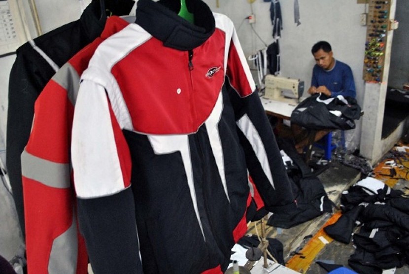 A man sews biker jacket at a garment factory in Bogor, West Java. An analyst predicts the increasing electricity basic tariff can threaten domestic industries. (illustration)    