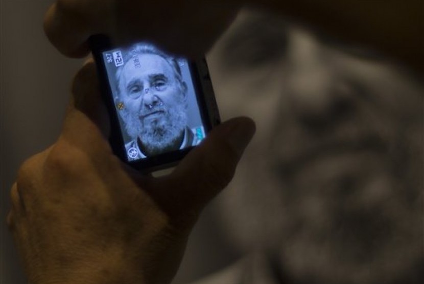 A man takes a picture of a photograph of former Cuban President Fidel Castro during a photo exhibit of Castro by photographer Roberto Chile at the Jose Marti Memorial in Havana, Cuba, on Aug 12, 2014.