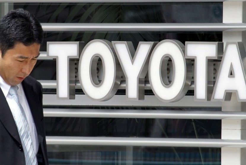 A man walks past a Toyota Motor Corp logo outside its showroom in Tokyo, Japan. (file photo)  