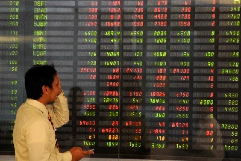 A man watches shares on screen at Jakarta Stock Exchange. (illustration) 