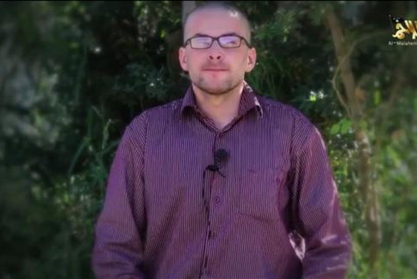 A man, who identified himself as Luke Somers, speaks in this still image taken from video purportedly published by Al Qaeda in the Arabian Peninsula (AQAP).