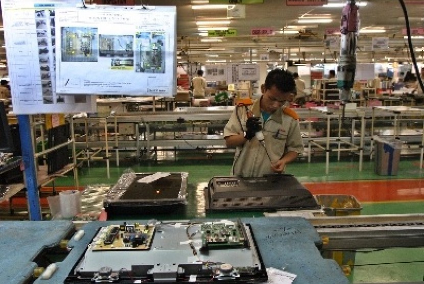 Seorang pekerja merakit televisi di sebuah perusahaan di kawasan industri Cikarang. (Ilustrasi) 