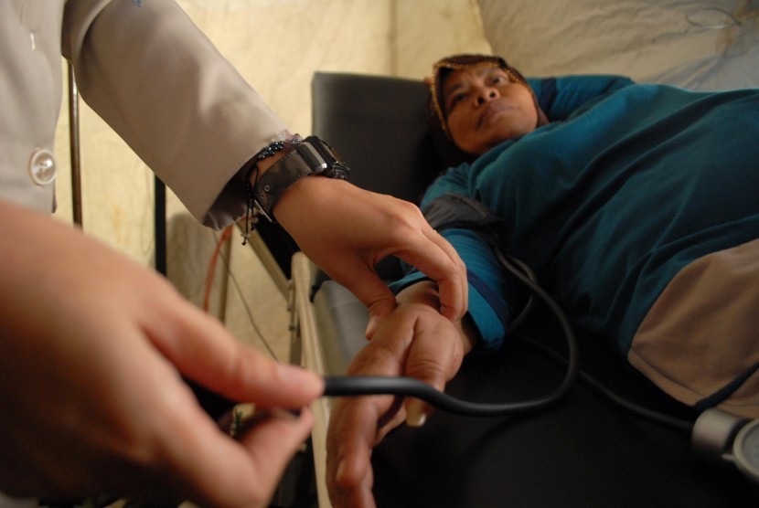 A medical worker examines a patient in a health center set up during homebound session.