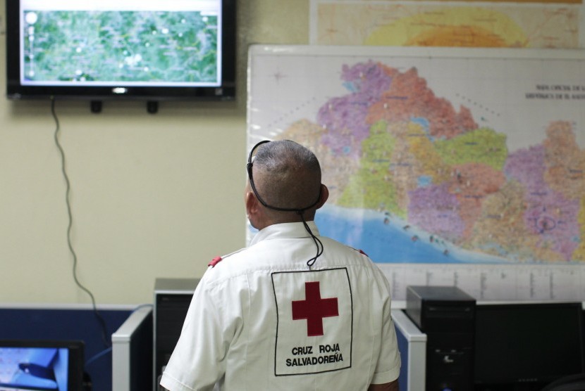 A member of El Salvador's Red Cross observes a screen after a magnitude 7.3 earthquake struck late on Monday, at a Red Cross office in San Salvador October 13, 2014. The earthquake struck off the coast of El Salvador and Nicaragua and was felt across Centr