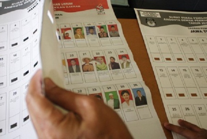 A member of General Elections Commission (KPU) in Kediri in East Java, shows ballot paper with braille, on Monday, March 24. (file photo) 
