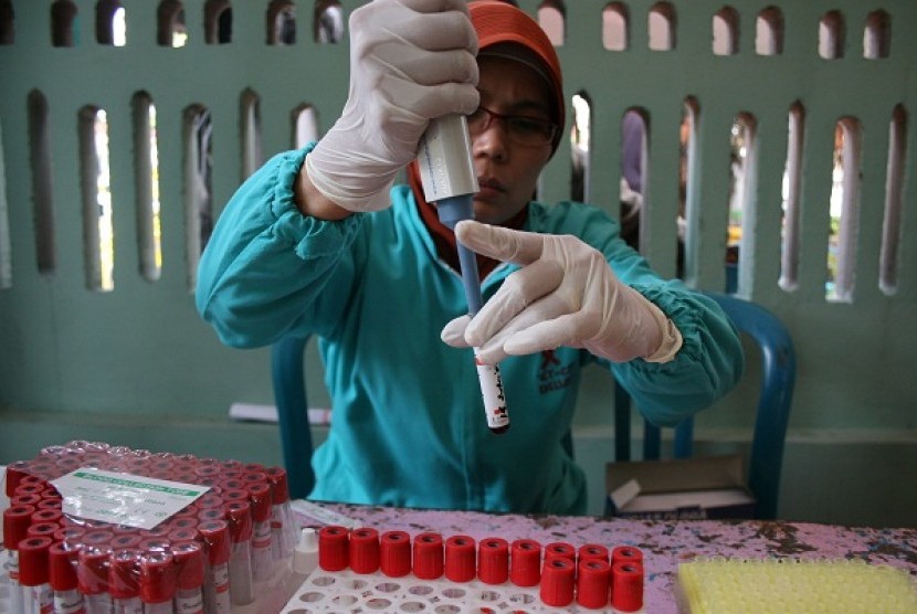 A member of medical staff conducts an HIV and AIDS test in Kediri, East Java. (file photo)