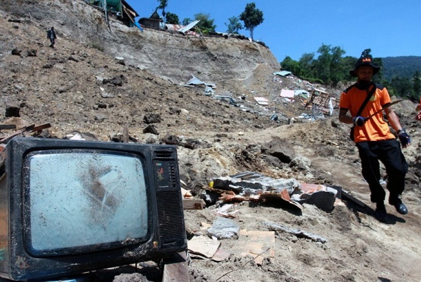 A member of search and rescue team looks for survivor in earthquake location in Aceh. (file photo)