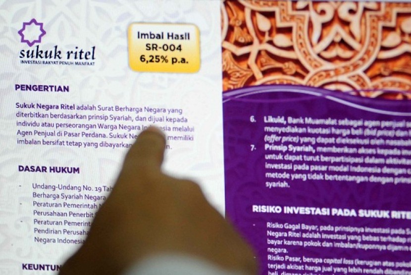 A member staff points digital brochure offering retail sukuk SR 004 in an Islamic bank in Jakarta. (illustration)  