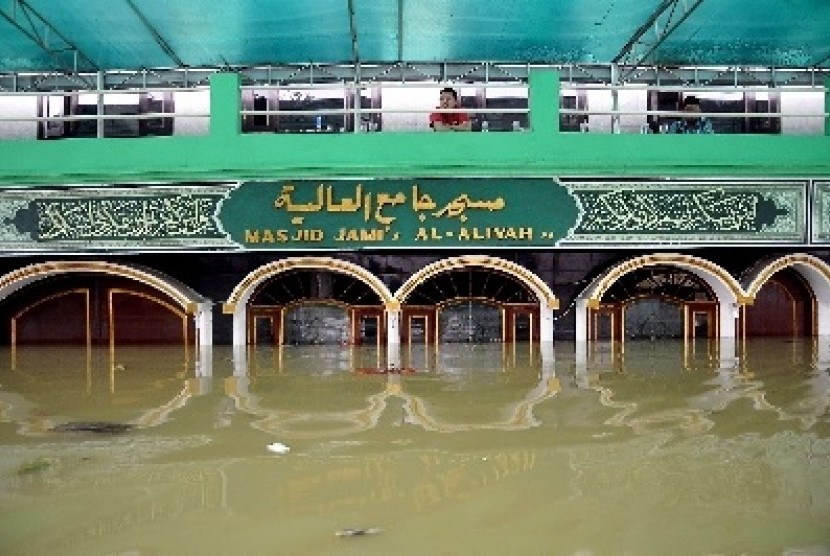A mosque in South Jakarta is inundated by floodwater. (File photo)