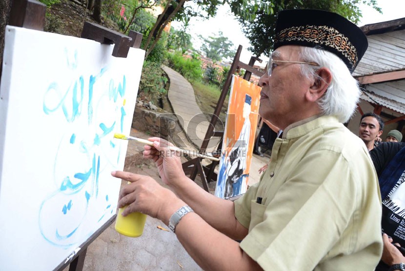  A Mustofa Bisri (Gus Mus) melukis kaligrafi pada pembukaan pameran lukisan dan puisi 'Lima Rukun' di Studio Jeihan, Bandung, Sabtu (28/9). (Republika/Edi Yusuf)