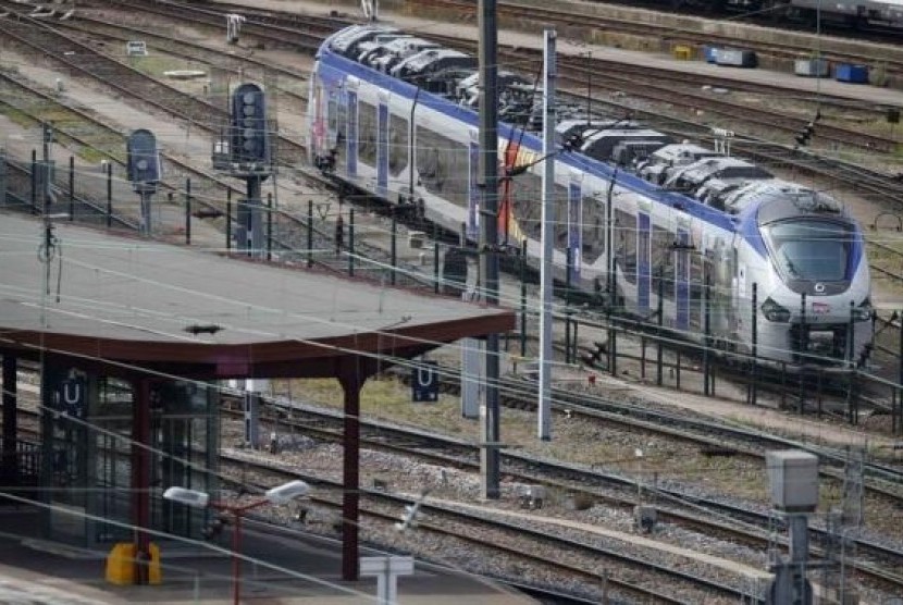 A new Regiolis regional train made by power and train-making firm Alstom, is seen next to a platform at Strasbourg's railway station, May, 21, 2014.