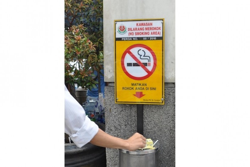 A no smoking sign outside a hospital in Jakarta. (illustration)